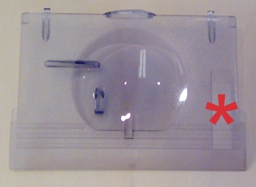 Sukkulan luukku Husqvarna Viking, veitsi oikealla