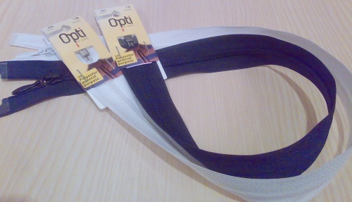 Avovetoketju 4mm:n spiraalilla musta / valkoinen / sininen