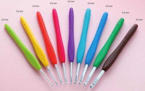 Amour -virkkauskoukku pehmeällä kädensijalla, Clover