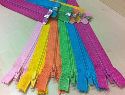 Erikoisvärinen  takkivetoketju (avovetoketju) muovispiraali 6mm 80cm, Opti