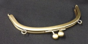 Kukkaro/laukkukehys 18x7,6cm kaareva lenkein, antiikkimessinki