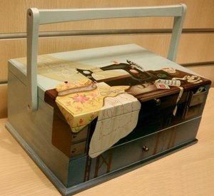 Ompelutarvikelaatikko sininen maalatulla ompelukoneella